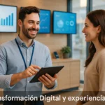 Empleado ayudando a cliente con tecnología, mostrando cómo la transformación digital mejora la experiencia del cliente