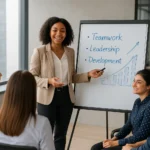 Empleados participando en una capacitación para empresas con una instructora motivadora