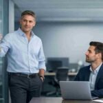 Profesionales analizando cómo prepararse para cambios de mercado en una oficina moderna