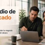 personas realizando investigación de mercado para negocios en oficina moderna