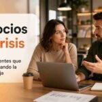 Personas analizando negocios preparados para crisis en oficina moderna