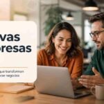 Personas creando nuevas formas de crear empresas en oficina moderna