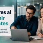 Personas analizando necesidades reales del cliente en un entorno de trabajo moderno