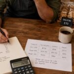 Comerciante calculando el margen de ganancia entre costo y precio de venta